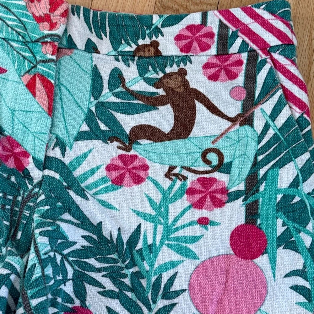 Talbots Womens 10P Tropical Monkey Jungle Print Scalloped Hem Shorts Green Pink - Picture 3 of 11
